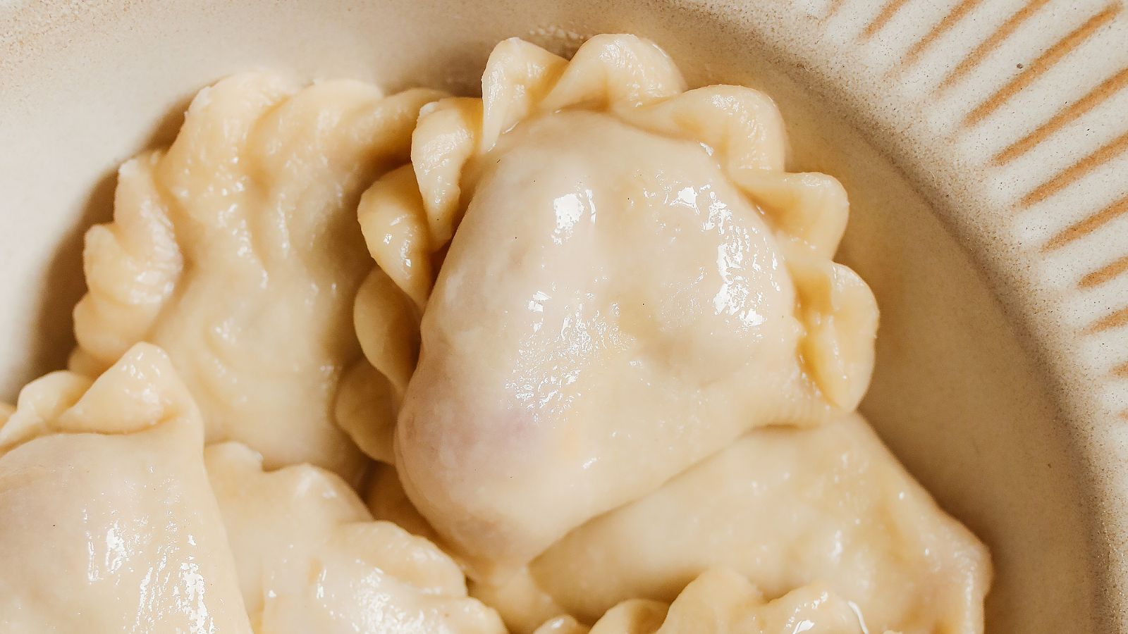 Choć lepienie pierog&oacute;w i uszek wydaje się skomplikowane, w rzeczywistości nie wymaga wielu działań.