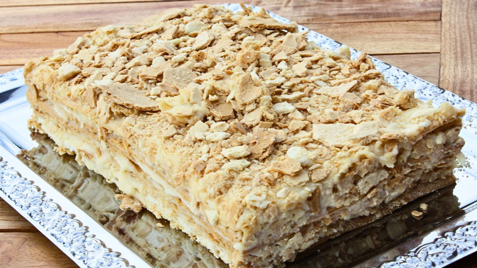 Napoleon można podać zar&oacute;wno w prostokątnej, jak i okrągłej formie.